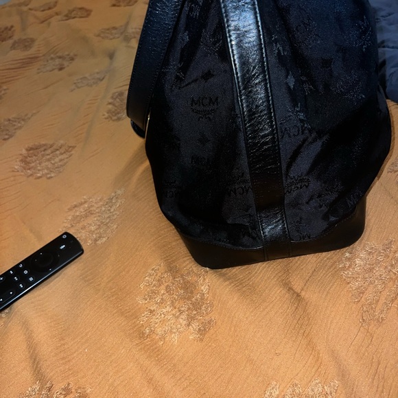 MCM Black and Gold Drawstring Bucketbag - Picture 4 of 13